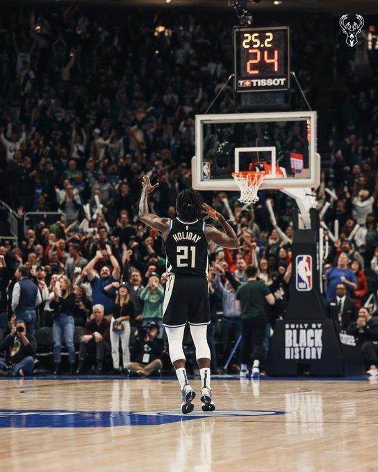 开云app官网-11连胜！霍勒迪神勇发挥救主 雄鹿战绩逼近绿衫军